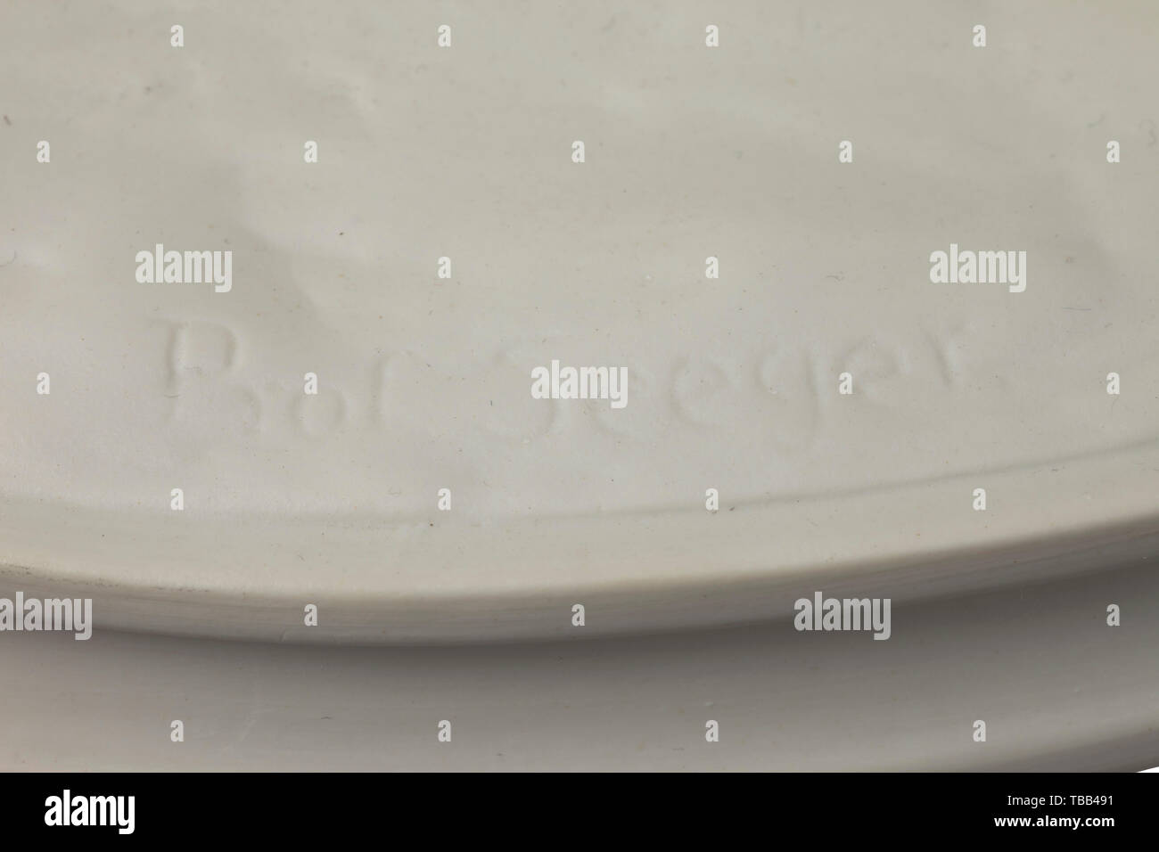 Professor Ernst Seger (1868-1939) - "ein Gefühl der Macht" eine Abbildung der weißen biscuit Porzellan angepasst aus der Bronze Figur in der Großen Deutschen Kunstausstellung 1937 angezeigt. Der Sockel mit 'Prof. Seeger". Den Boden mit der grünen Rosenthal Herstellung markieren. Höhe ca. 55 cm. Zeichen des Alters. Sehr selten. historischen, historische, 20. Jahrhundert, 1930S, 1940s, Bildende Künste, Kunst, NS, Nationalsozialismus, Nationalsozialismus, Drittes Reich, Deutsche Reich, Deutschland, Nationalsozialismus, Nazis, NS-Zeit, Editorial-Use - Nur Stockfoto