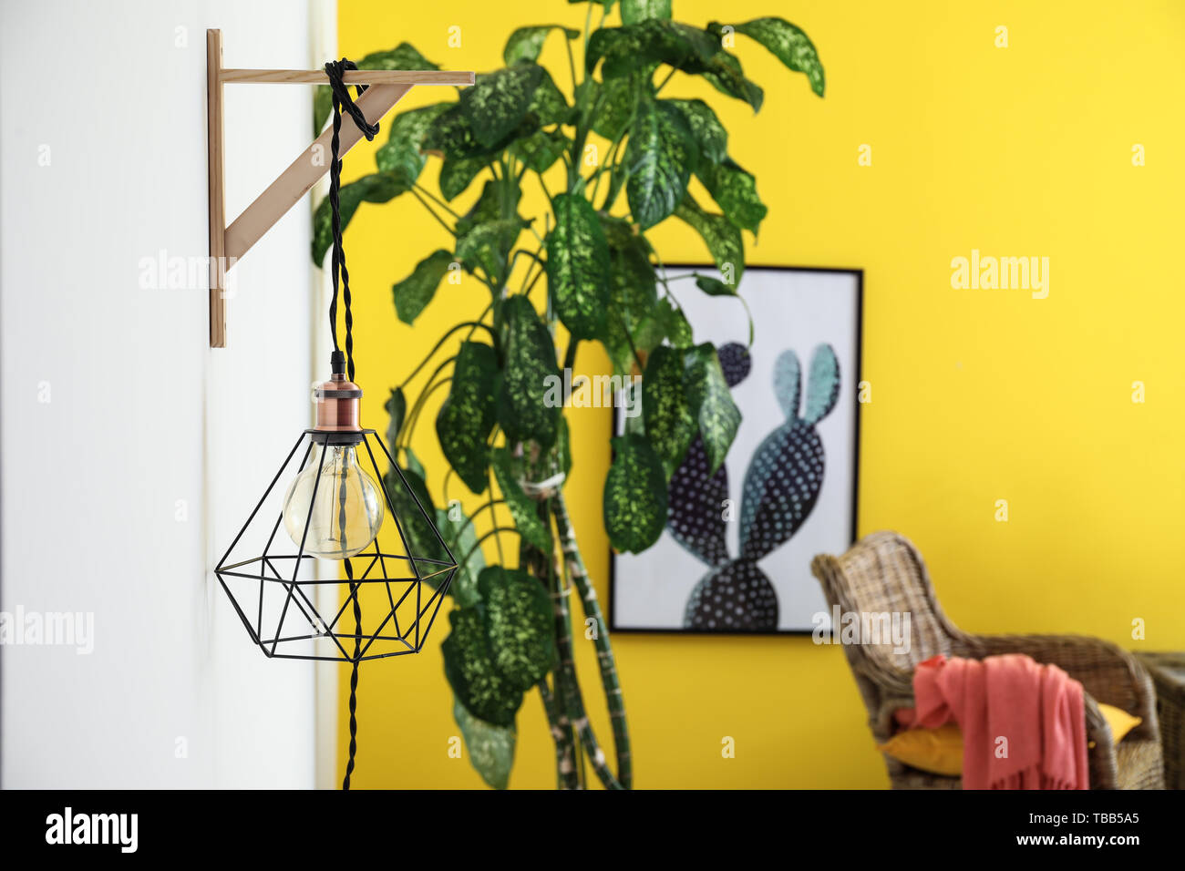 Neue Lampe hängend an der Wand im Inneren der Zimmer Stockfoto