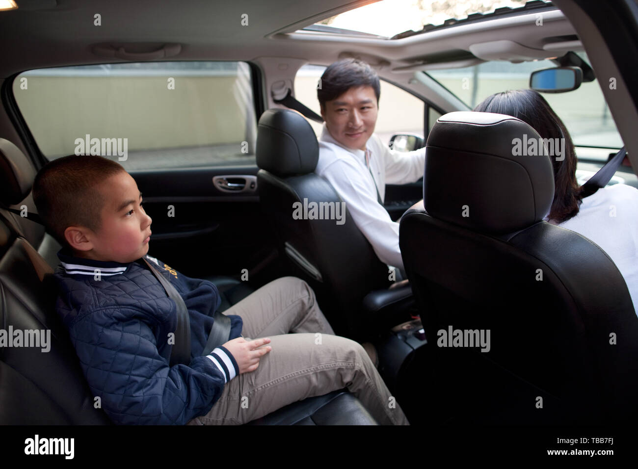 Familie Auto kaufen Stockfoto