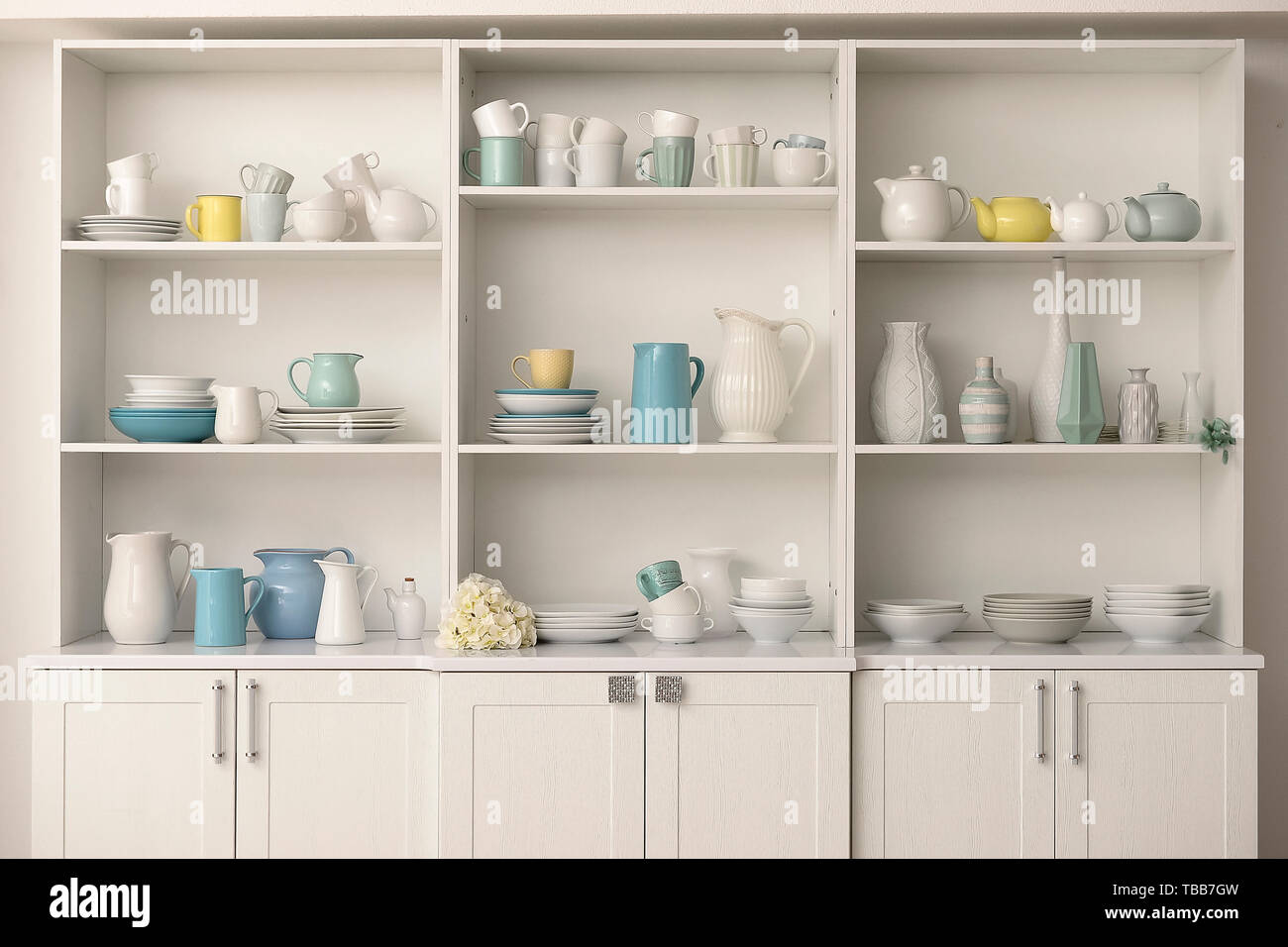 Schrank mit sauberes Geschirr in der Küche Stockfotografie - Alamy