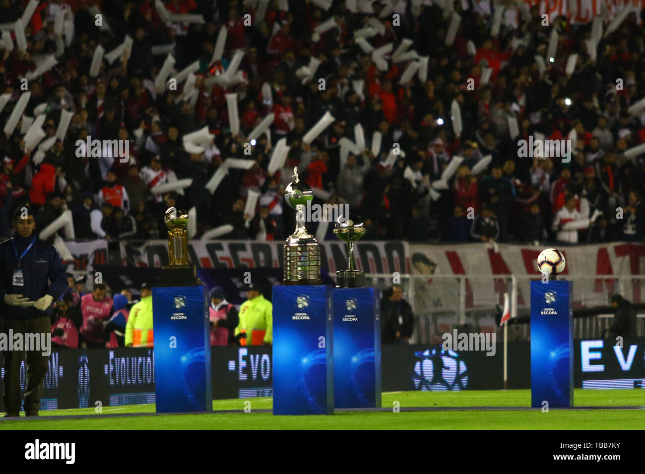 BUENOS AIRES, 30.05.2019: Pokale der Conmebol sind vor dem Spiel zwischen River Plate (ARG) und Atlético Paranaense (BRA) für Finale ausgestellt Stockfoto