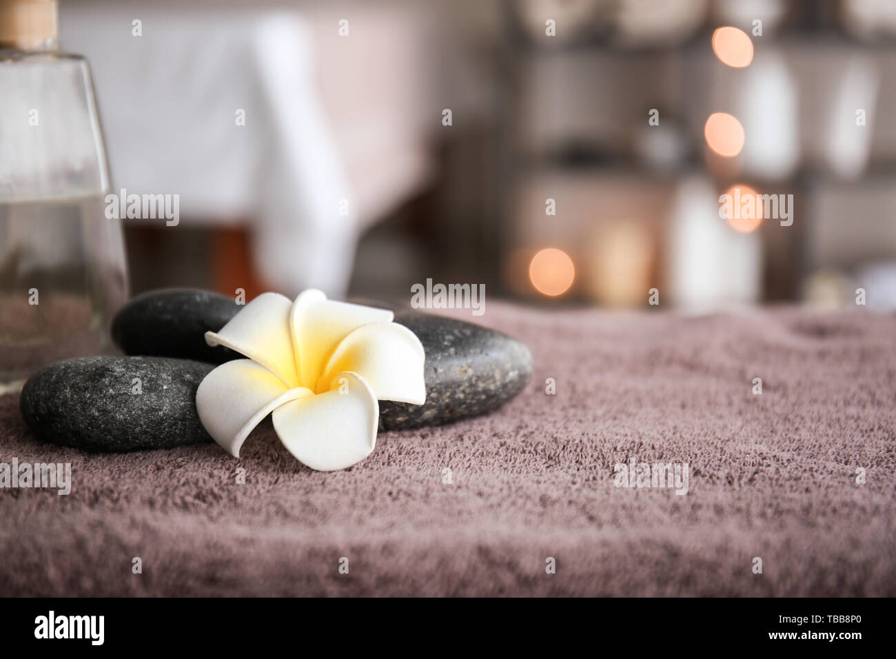 Massage Steine auf dem Tisch in Spa Salon Stockfoto