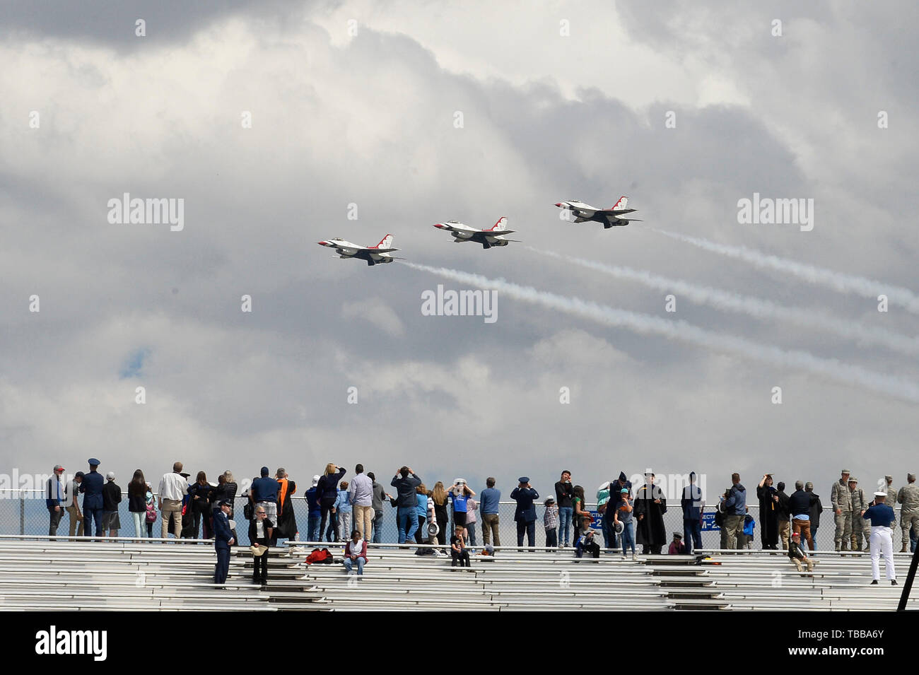 Die US Air Force Thunderbirds über Falcon Stadium während einer Flugschau nach der US Air Force Academy Klasse von 2019 Abschlussfeier in Colorado Springs, Colo., 30. Mai 2019. Neun - hundert - 89 Kadetten überquerte die Bühne neueste zweite leutnants der Luftwaffe zu werden. (U.S. Air Force Foto/Darcie L. Ibidapo) (freigegeben) Stockfoto