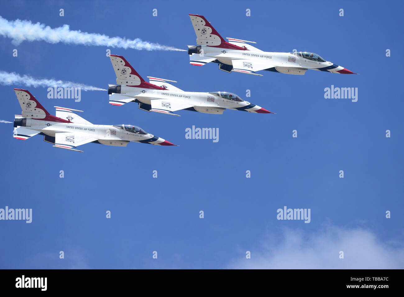 Us Air Force Academy - die US Air Force Thunderbirds über Falcon Stadium während einer Flugschau durchführen, nachdem die US Air Force Academy Klasse von 2019 Abschlussfeier in Colorado Springs, Colo., 30. Mai 2019. Neun - hundert - 89 Kadetten überquerte die Bühne neueste zweite leutnants der Luftwaffe zu werden. (U.S. Air Force Foto/Bill Evans) Stockfoto