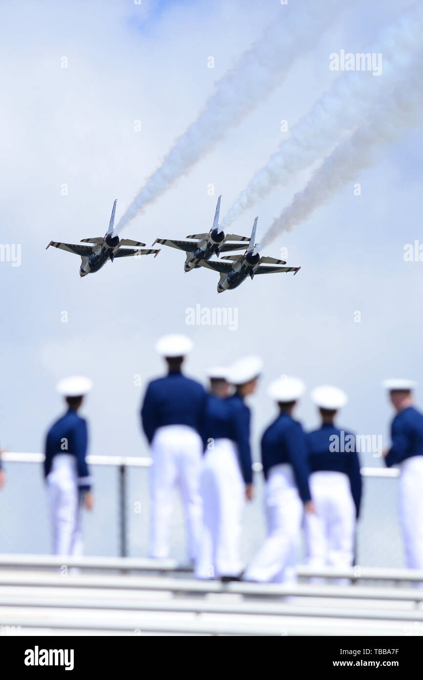 Us Air Force Academy - die US Air Force Thunderbirds über Falcon Stadium während einer Flugschau durchführen, nachdem die US Air Force Academy Klasse von 2019 Abschlussfeier in Colorado Springs, Colo., 30. Mai 2019. Neun - hundert - 89 Kadetten überquerte die Bühne neueste zweite leutnants der Luftwaffe zu werden. (U.S. Air Force Foto/Bill Evans) Stockfoto