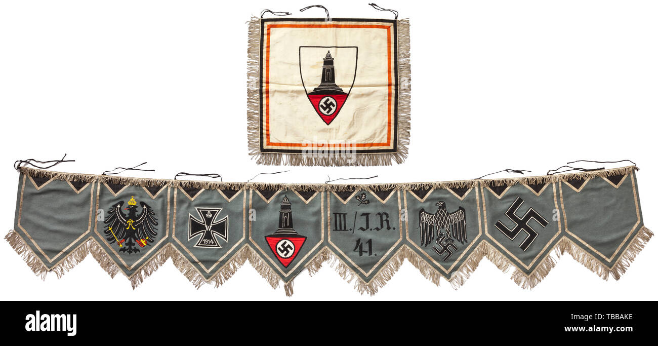 Eine Trompete und Aufhängen der Kyffhäuser-Bund, Infanterie Regiment Nr. 41, leichte Seide Tuch getrimmt in Schwarz-weiß-rote rep Band drum, beide Seiten mit reichen Kette bestickt Stickerei in Schwarz, Weiß, Gelb und Rot, Silber Franse auf drei Seiten. Die Vorderseite trägt die Inschrift "III./I.R.41." (III Bataillon IR 41 in der Oberpfalz stationiert), durch Eisernen Kreuze, Eichenlaub, preußischen und Armee Adler Umgeben sowie die Swastika, die Rückseite mit dem Wappen des Kyffhäuser-Bund. Abmessungen ca. 50 x 50 cm. Ebenfalls enthalten ist ein nur drum Hängen der gleichen Einheit in feinen grauen Filz (Schwarz, Editorial-Use - Stockfoto