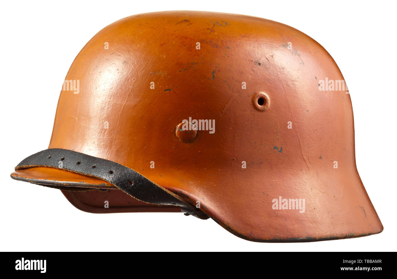 Schutzkleidung, Helme, Deutscher stahlhelm M 40, eingeführt 1940, Orange lackiert, vielleicht niederländischen Widerstand, Editorial-Use - Nur Stockfoto