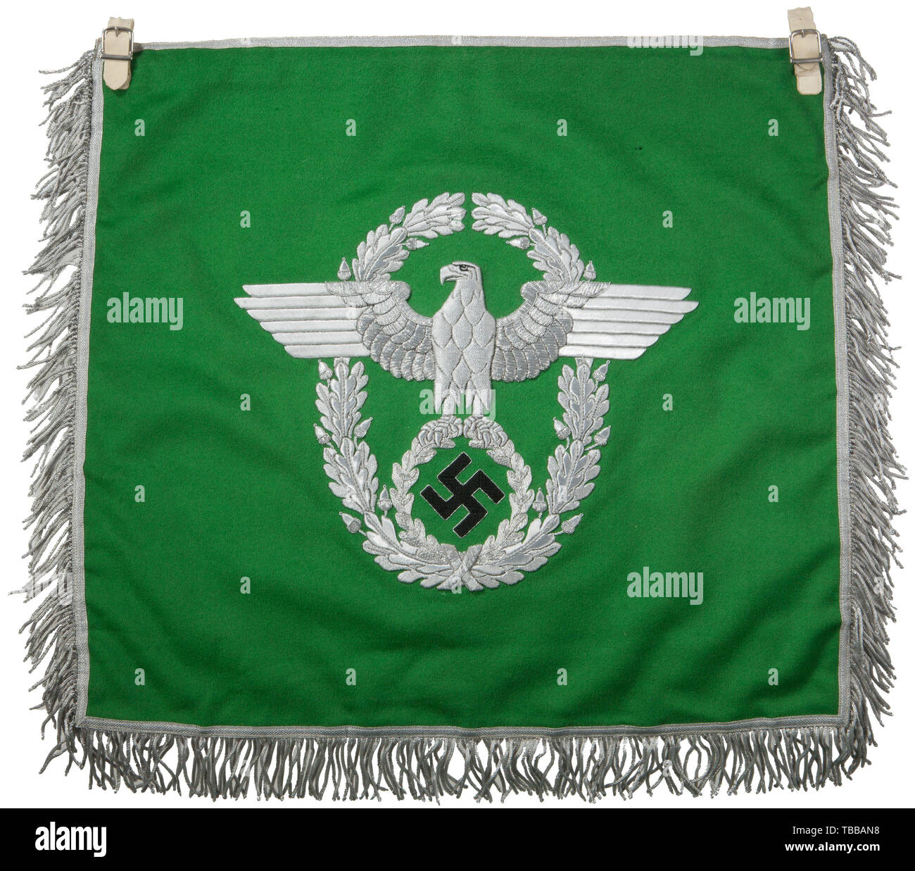 Die John PEPERA SAMMLUNG, eine Trompete Banner der Polizei, Doppelseitig helle grüne doe Haut wolle mit zwei 16 mm weiß leder Befestigung Stahl schnalle riemen. 8 mm flach Silber an der äußeren Kante mit 4,5 cm silber/Aluminium Draht Franse auf drei Seiten. Bestickte Polizei Adler mit ausgebreiteten Flügeln, mit einer Goldenen, winklige Gewebte schwarzer Faden Hakenkreuz in seinen Krallen, umgegeben von einem vertikal Ovale, oakleaf Kranz in Silber/Aluminium Metall Gewinde. Abmessungen 44,5 x 47 cm (ohne Fransen). Hervorragende Qualität., Editorial-Use - Nur Stockfoto