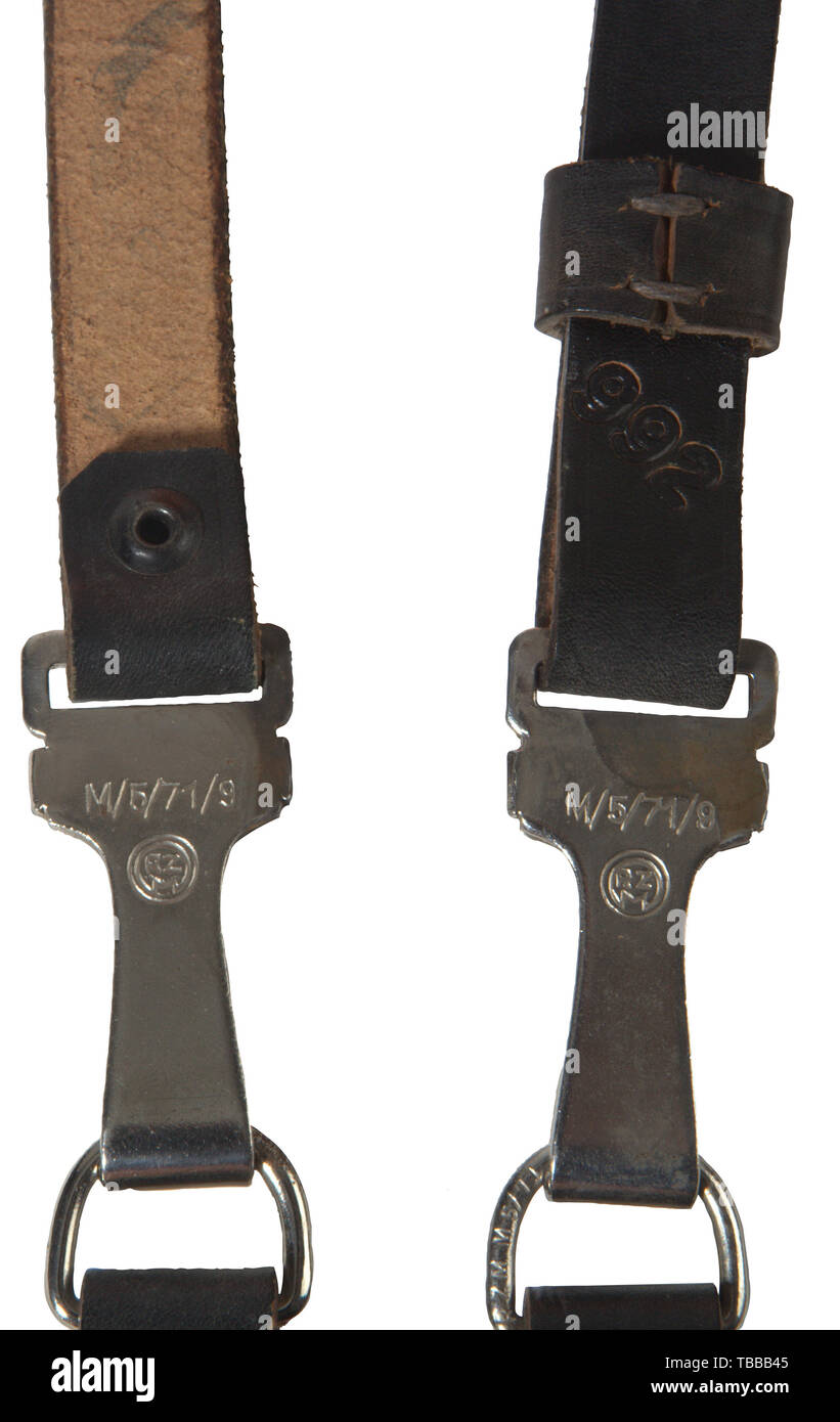 Die John PEPERA SAMMLUNG, ein schwarzes Kreuz Armband, 19mm breit, schwarz Leder Kreuz Armband mit einem Stempel "992", mit vernickeltem Stahl. Jeder Clip mit einem Stempel "RZM (Kreis) M/5/71/9'. Jede "D" Ring an Gürtelschlaufen mit einem Stempel "rzm M 5/71". Länge ca. 79 cm, ohne Gürtelschlaufen., Editorial-Use - Nur Stockfoto