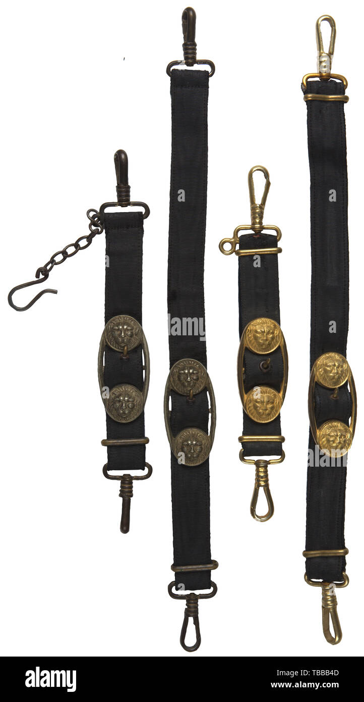 Die John PEPERA SAMMLUNG, zwei Paare von Naval Dolch Officer Kleiderbügel, ein Paar gebaut von schwarzem Samt moiré Stoff mit vergoldeten Aluminium gesichert. Umkehrbuchung von kurzen Gurt Exponate starken Verschleiß. Das zweite Paar gebaut von schwarzem Samt gesichert moiré Stoff mit versilberten Messing für eine administrative Offizielle. Kurze Schlaufe Exponate tragen., Editorial-Use - Nur Stockfoto