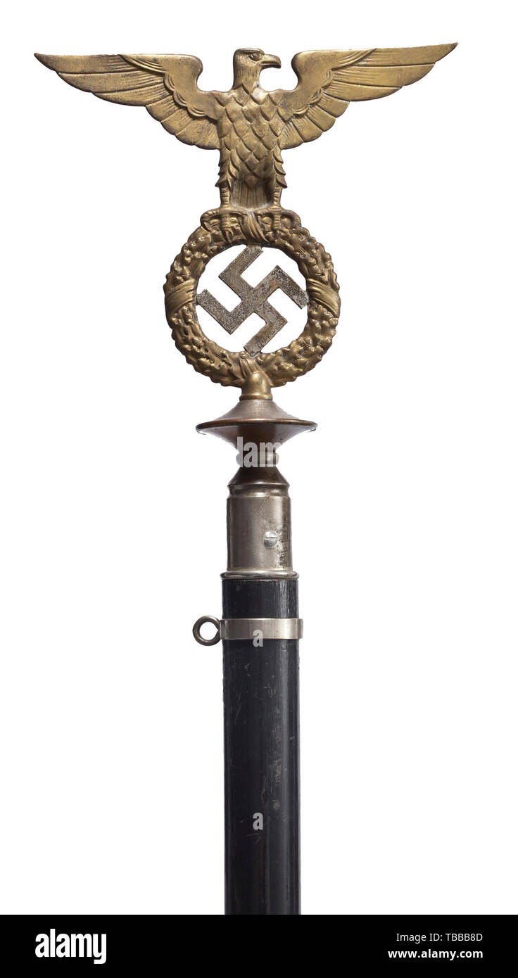 Ein Flag, das Personal mit SA Eagle, NE-Metall mit Bereichen der vernickelt, schwarz lackiertem Hartholz. Die Spitze in der Form eines SA Eagle (frühe Form) in der Entlastung, auf dem ein Hakenkreuz in einem eichenblatt Kranz thront, die Basis mit einem Stempel "Rzm 60'. Sechs banner Ringe, am unteren Ende ein Metall Verbindungsrohr (Länge ca. 165 cm). Enthalten sind zwei nicht-entsprechenden schwarz lackierten Holz- Flagge Personal (Längen 144 und 131 cm). Gebrauchsspuren und Alter. historischen, nur historischen des 20. Jahrhunderts, Editorial-Use - Stockfoto