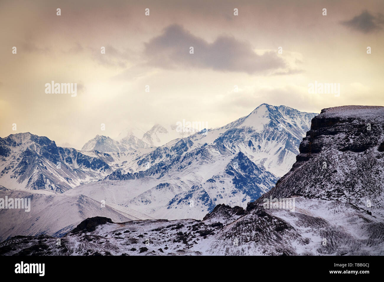 Der große Kaukasus (jugendliche Berge) - geographische Grenze zwischen Asien und Europa, Teil der Welt, von Kontinenten Aufteilung Stockfoto