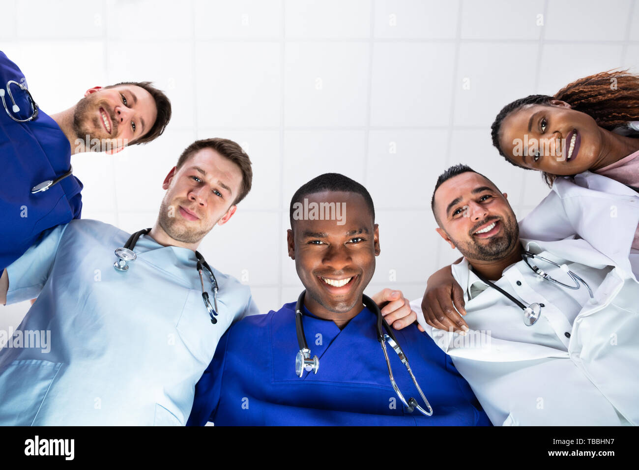 Low Angle View von lächelnden Diverse medizinische Team an Kamera suchen Stockfoto