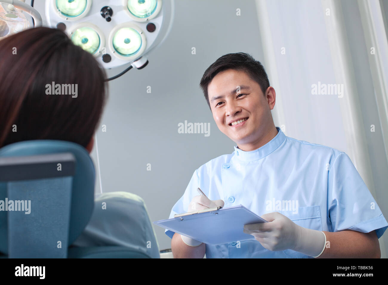 Ärzte behandeln Zähne mit Patienten in der Klinik Stockfoto