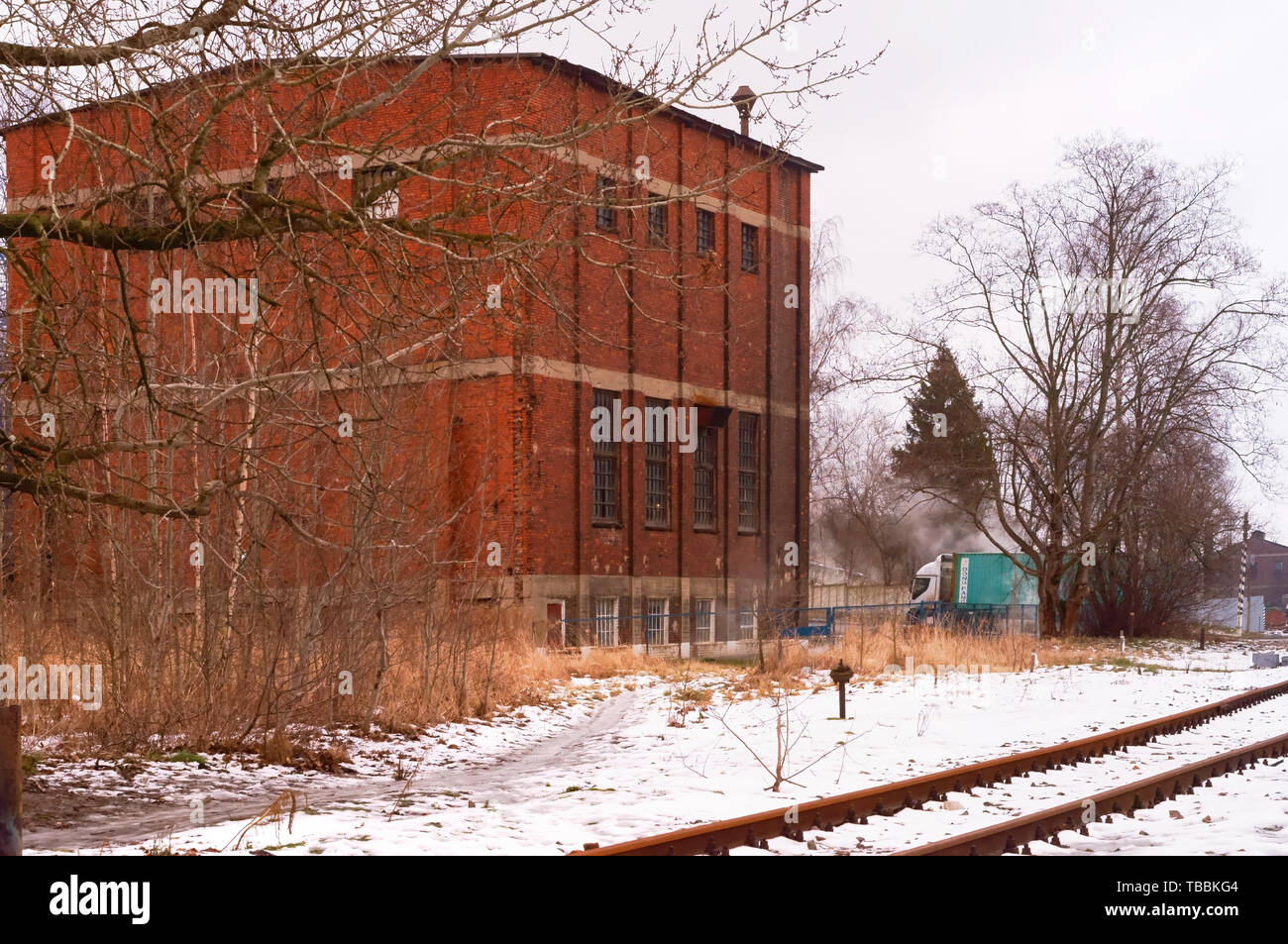 Rotes Ziegelgebäude, dreigeschossige Industriebau, Kesselhaus, Baltijsk, der Region Kaliningrad, Russland, 3. Februar 2019 Stockfoto
