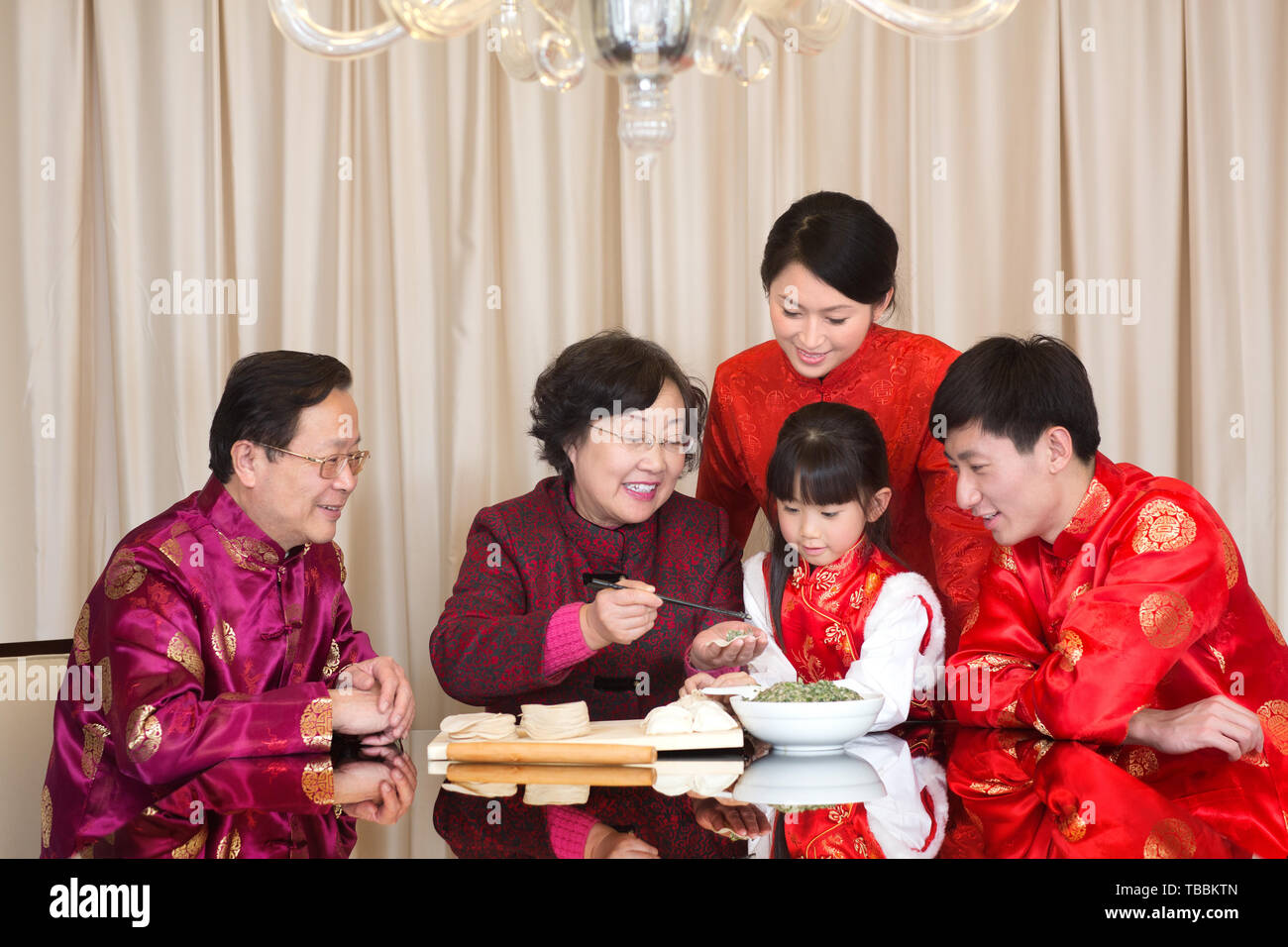 Familie isst Knödel Stockfoto