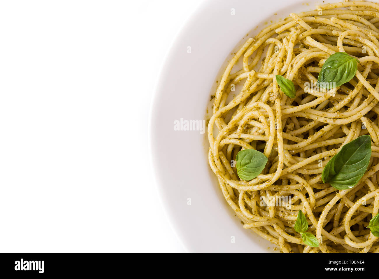 Spaghetti Pasta mit Pesto auf weißem Hintergrund. Stockfoto