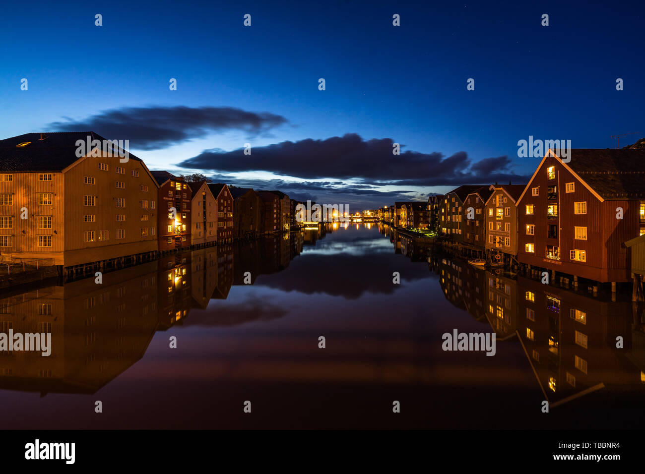 Dämmerung Blick auf bunten Holzhäusern auf Stelzen entlang des Flusses Nidelva, Trondheim, Norwegen Stockfoto