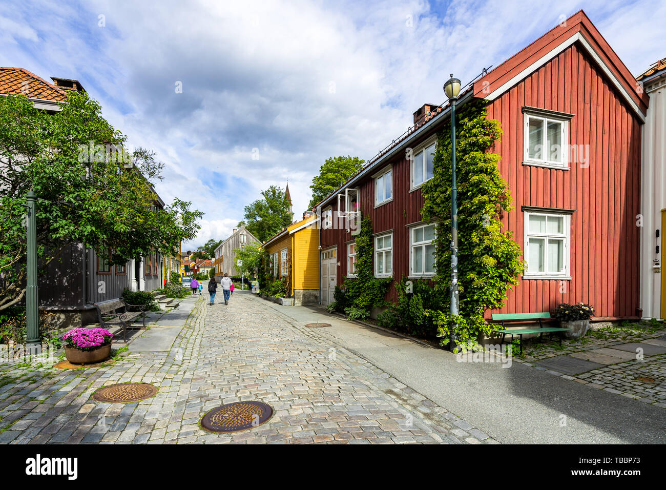 Bunte Holzhäuser in der Altstadt von Trondheim (bakklandet) mit malerischen Gassen, Norwegen Stockfoto