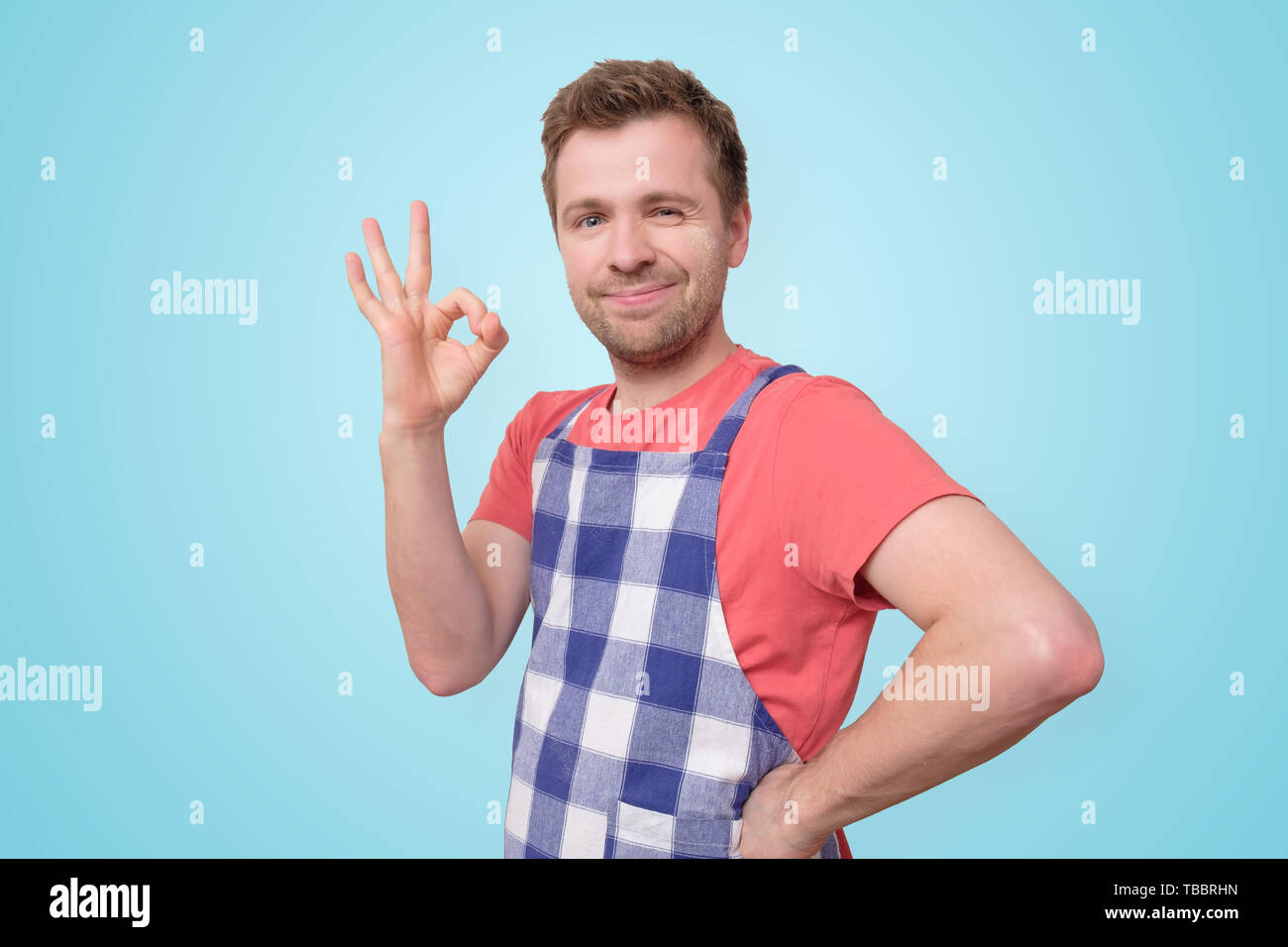 Reifen restaurant Mitarbeiter man show ok Zeichen Stockfoto