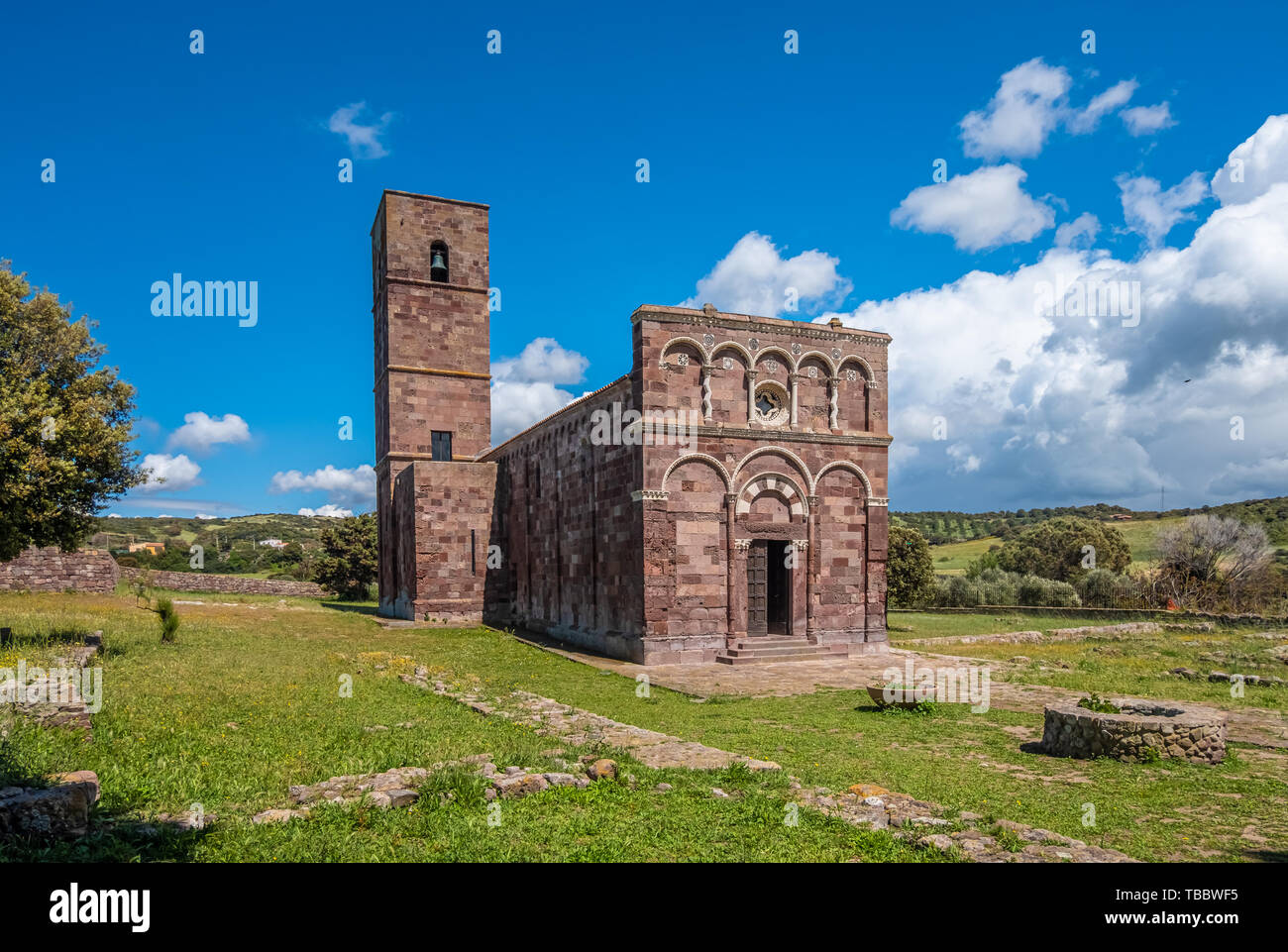 Die exquisite Kirche Nostra Signora di Caorle, Provinz Sassari, Sardinien, Italien. Eines der herausragendsten Beispiele der Romanischen architectu Stockfoto