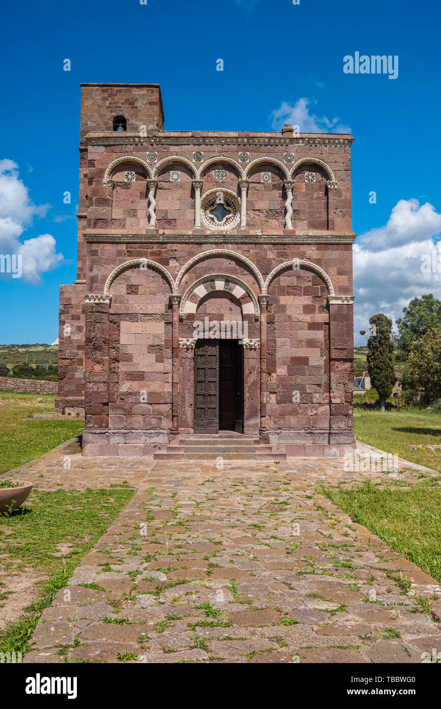 Die exquisite Kirche Nostra Signora di Caorle, Provinz Sassari, Sardinien, Italien. Eines der herausragendsten Beispiele der Romanischen architectu Stockfoto