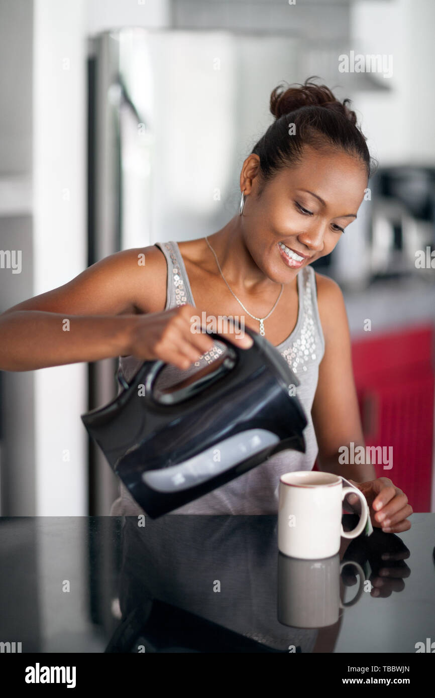 Junge balinesische Mädchen Kaffee in der Küche Stockfoto