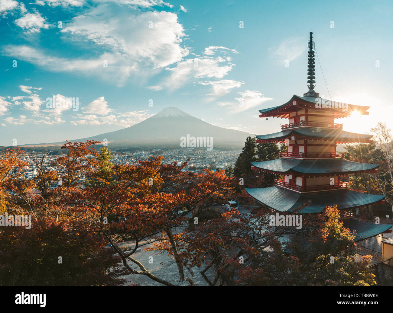 Chureito Pagode und Fuji bei Sonnenuntergang montieren Stockfoto