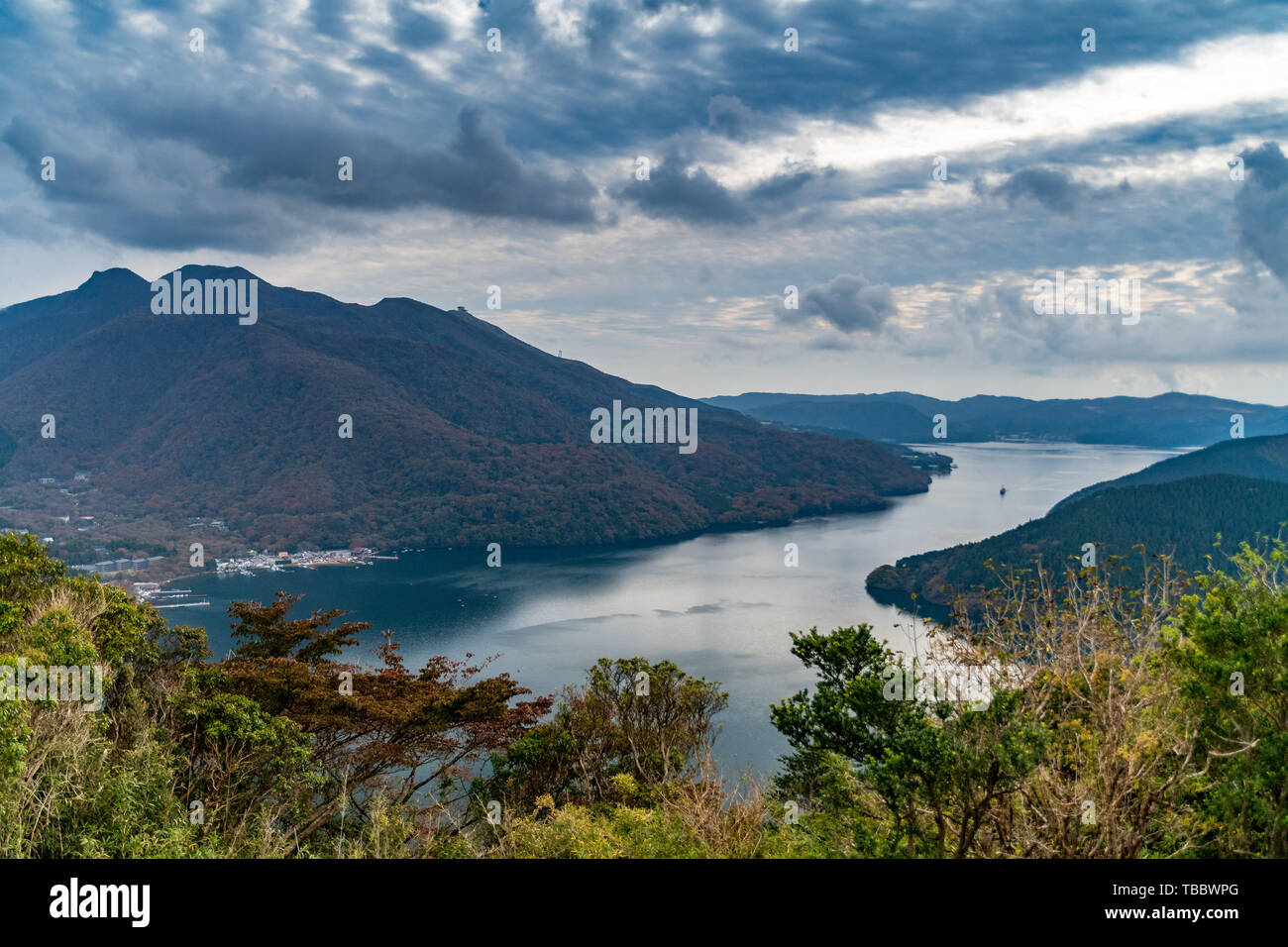 Blick auf See Hakone mit Schiff Stockfoto