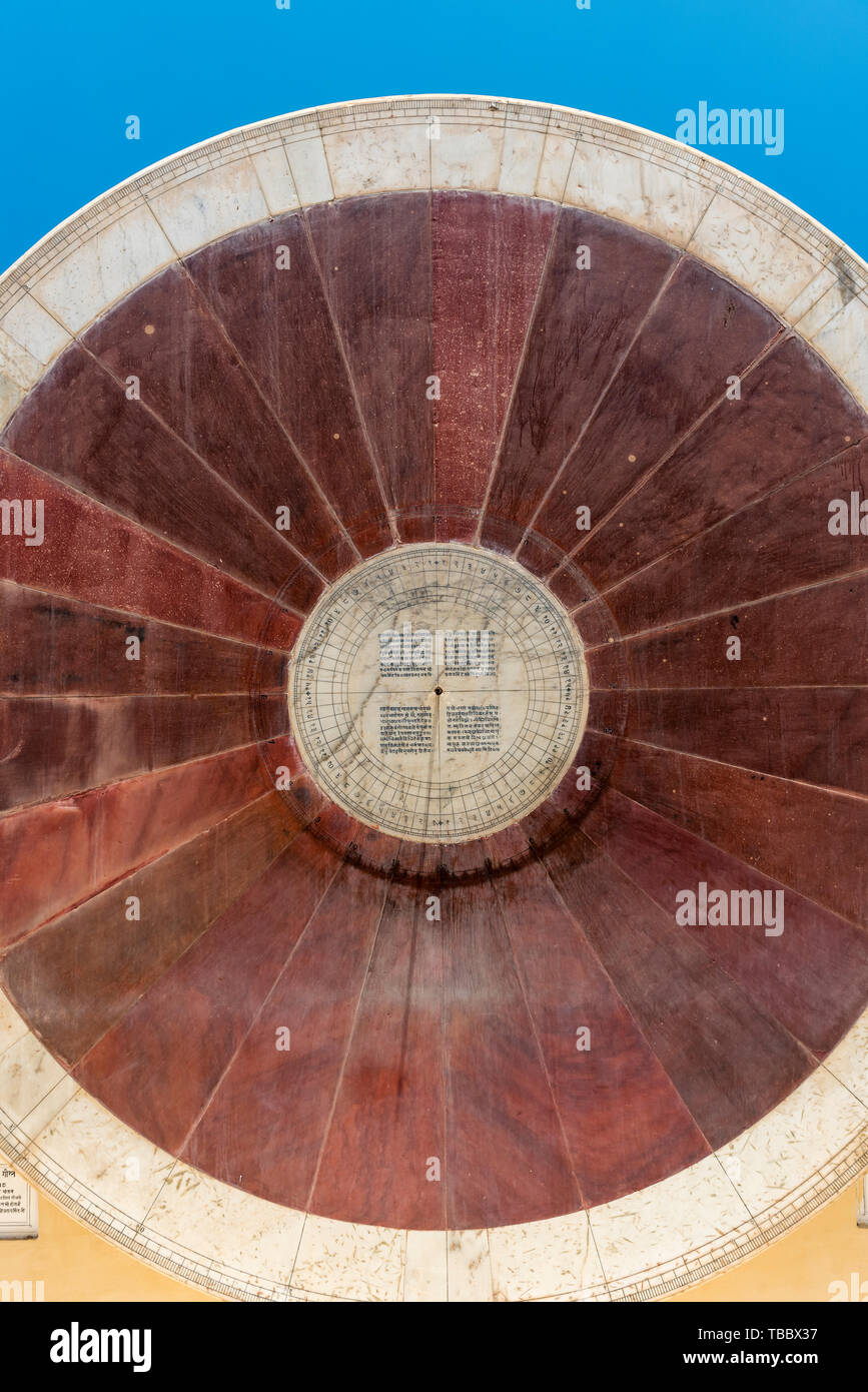 Narivalaya Dakshin Gola Sonnenuhr instrument Jantar Mantar Observatorium in Jaipur, Indien Stockfoto