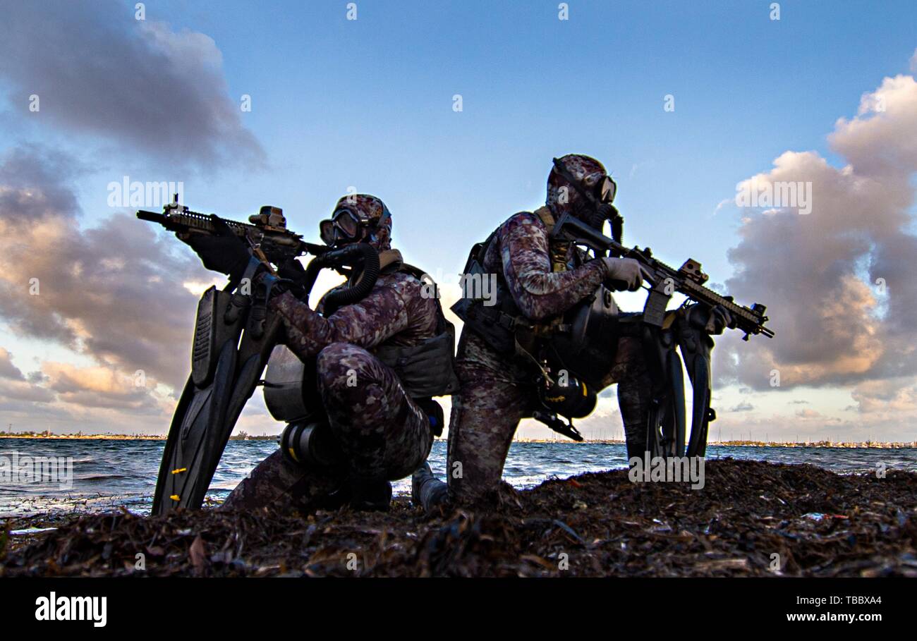 U.S. Navy SEALs, Naval Special Warfare Group 2 zugewiesen, führt die Tauchbasis Übungen in Full combat Gear 29. Mai 2019 in der Nähe von Little River, Virginia. Dichtungen sind die maritime Komponente der US Special Forces und die darin geschult sind, eine Vielzahl von Operationen aus dem Meer, Luft und Land zu führen. Stockfoto