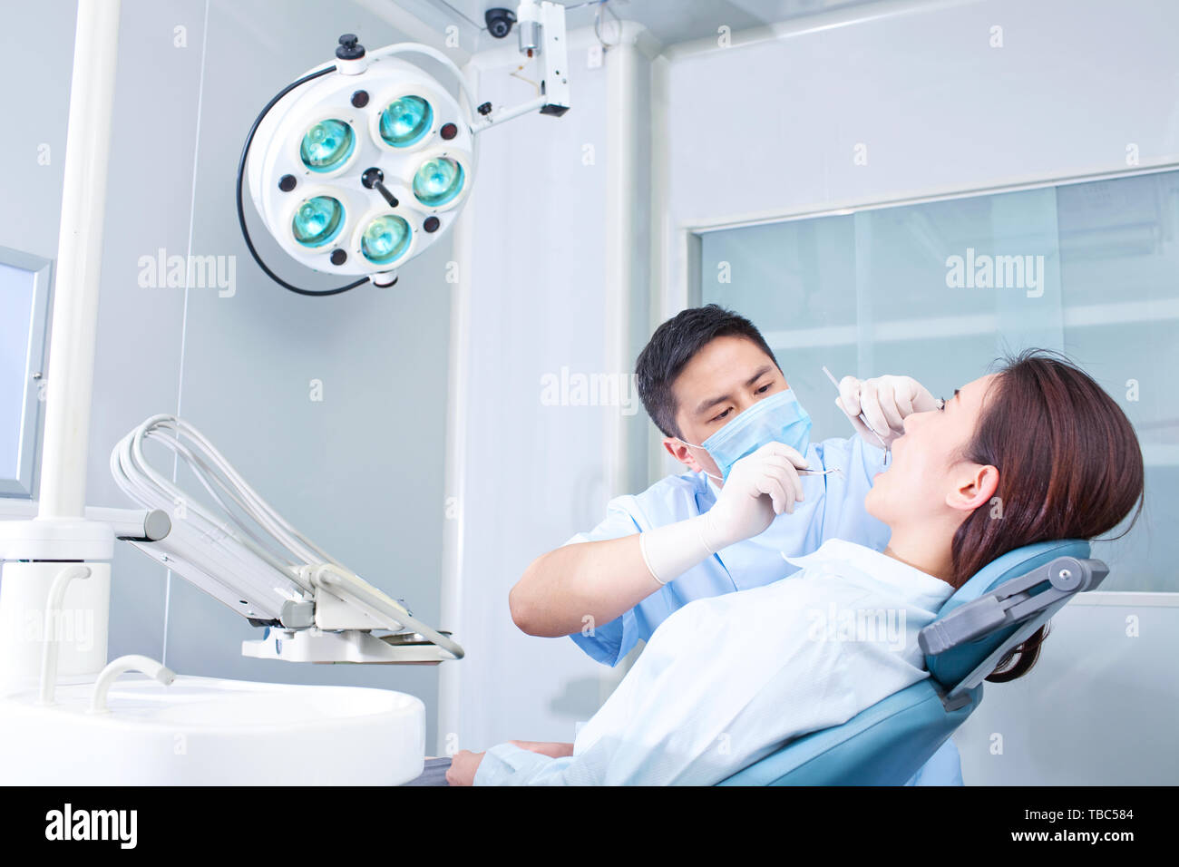 Ärzte behandeln Zähne mit Patienten in der Klinik Stockfoto