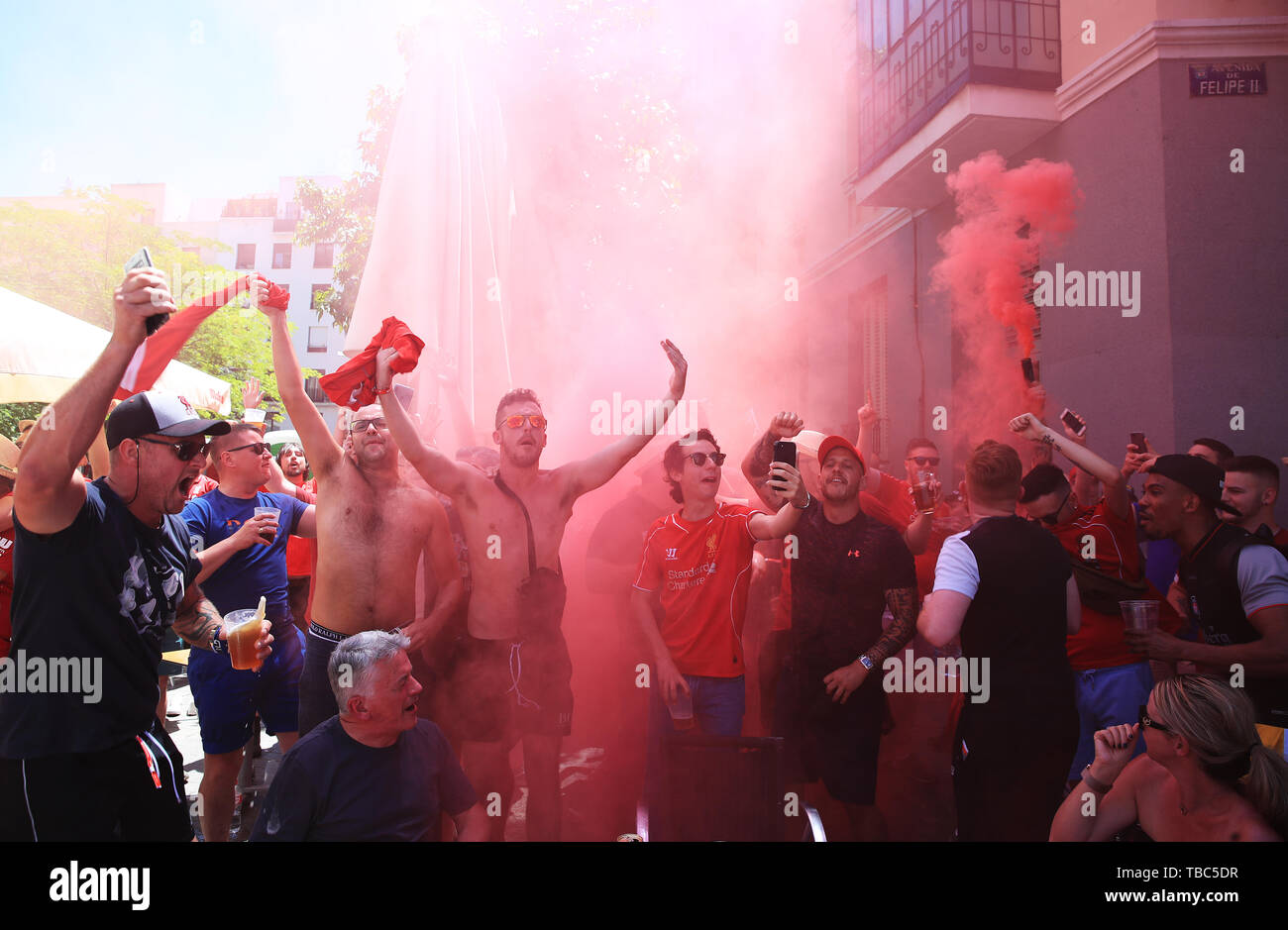 Liverpool Fans aus einem Rauch flare Plaza de Felipe II in Madrid, Spanien. Stockfoto