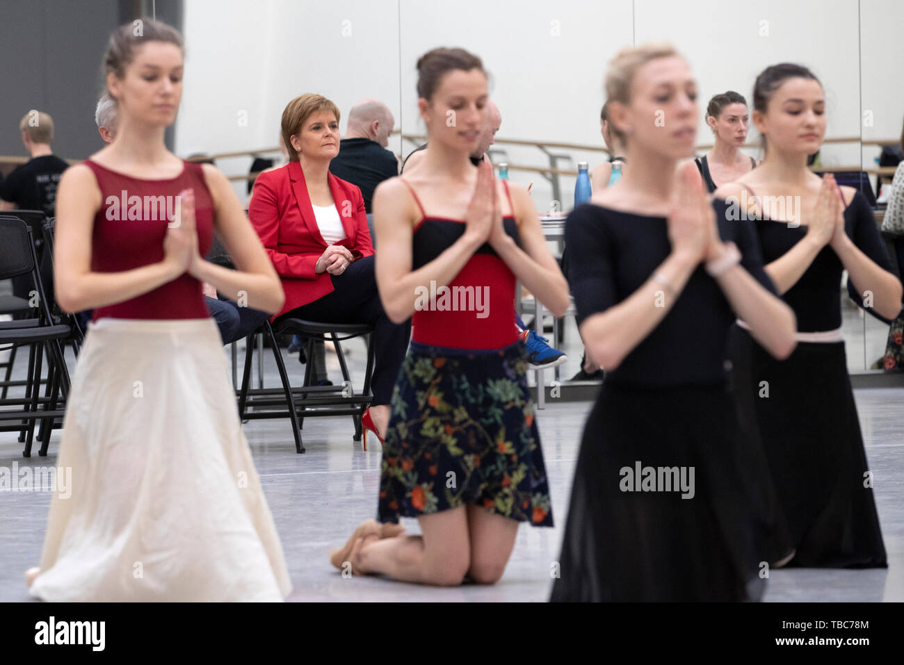 Erster Minister Nicola Sturgeon Uhren eine exklusive Probe der Tiegel vor der Weltpremiere auf dem Edinburgh International Festival bei einem Besuch in Scottish Ballet, Glasgow, zum 50-jährigen Jubiläum des schottischen National Dance Company zu feiern. Stockfoto