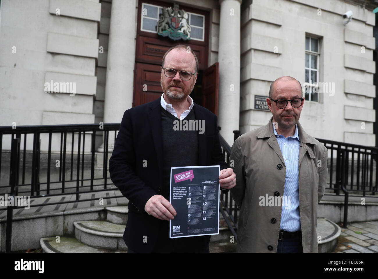 Journalisten Trevor Birney (links) Barry McCaffrey außerhalb der Royal Courts of Justice in Belfast, wo Richter wird das Heilmittel in der gerichtlichen Überprüfung Herausforderung bestimmen, von den Journalisten gegen Optionsscheine Polizei ihre Wohnungen und Büros im Jahr 2018 Raid verwendet. Stockfoto