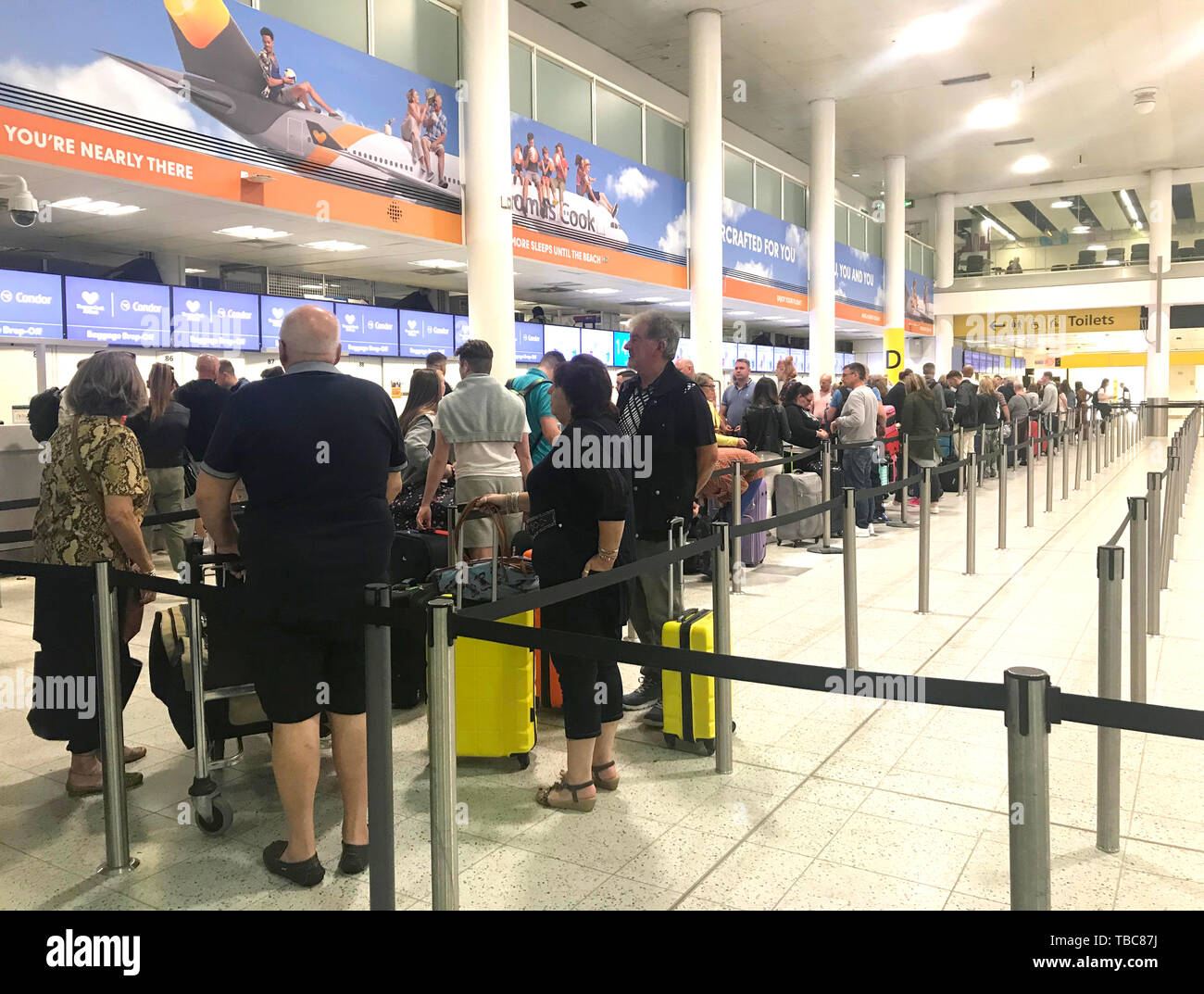 Die Passagiere am Flughafen Gatwick. Britische Luftraum sehen konnte seine geschäftigste Tag überhaupt als Fußball-Fans zum Finale der Champions League in Spanien jet. Stockfoto