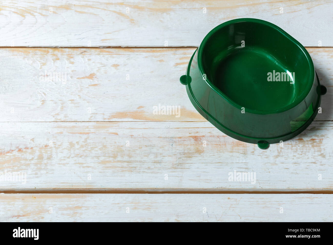Pet-Schale auf einem grauen Holztisch Stockfoto