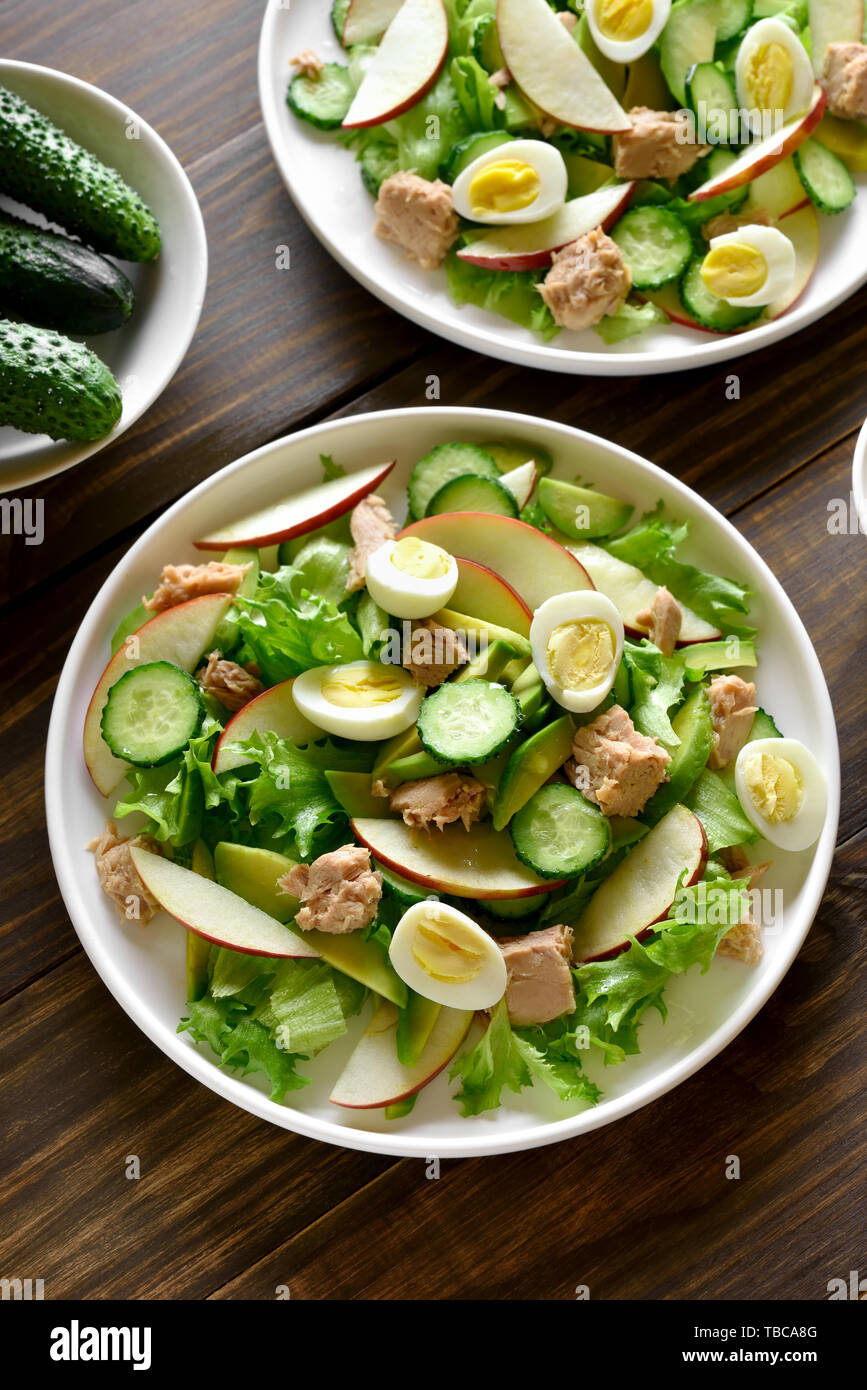 Thunfisch Salat mit Scheiben Gurke, Avocado, roten Apfel und Eier in der Schale auf Holz- Hintergrund. Gesunde Ernährung Essen. Stockfoto