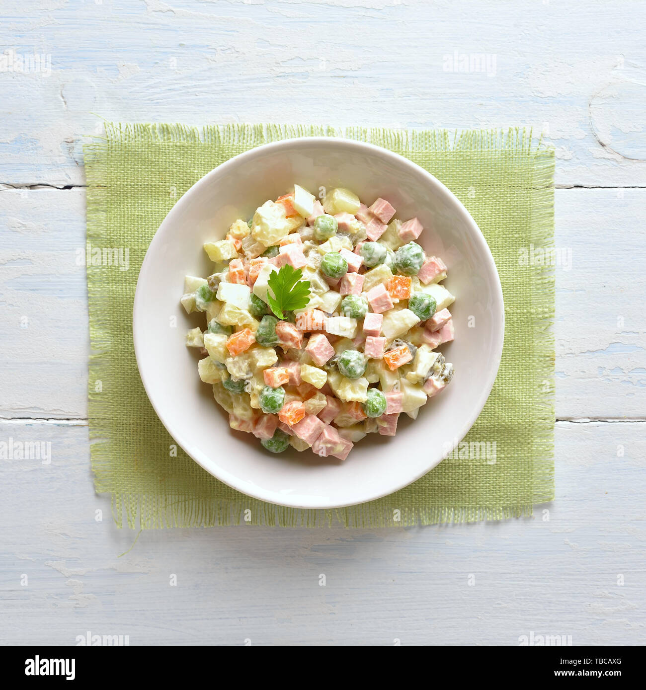 Nahaufnahme Von Russischer Salat Olivier Aus Gekochtem Gemuse Und Wurst Mit Mayonnaise In Der Schussel Ansicht Von Oben Flach Stockfotografie Alamy