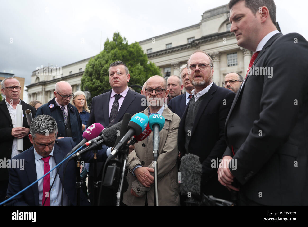 (Zweite von rechts nach links) Journalisten Trevor Birney und Barry McCaffrey an die Medien sprechen, da Sie die Royal Courts of Justice in Belfast verlassen, nachdem die Richter deutlich gemacht haetten, sie fressen würde Polizei rechtfertigt ihre Wohnungen und Büros zu suchen. Stockfoto