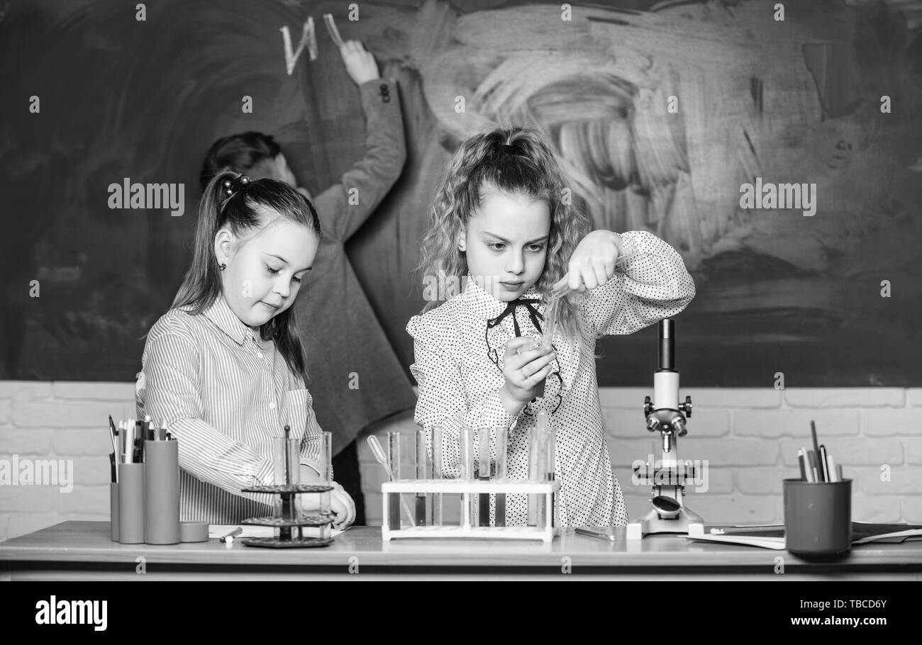 Schule Bildung. Schule Mädchen studieren. Kinder im Klassenzimmer mit Mikroskop und Reagenzgläser. Biologische Moleküle erkunden. Zukunft Technik und Wissenschaft Konzept. Kinder Studium Biologie oder Chemie Schule. Stockfoto