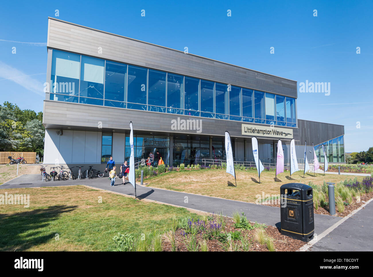 Littlehampton Welle, eine neue moderne Freizeitanlage von Freiheit Freizeitaktivitäten mit Fitnessraum, Swimmingpool und eine Sporthalle in Littlehampton, West Sussex, England, UK. Stockfoto