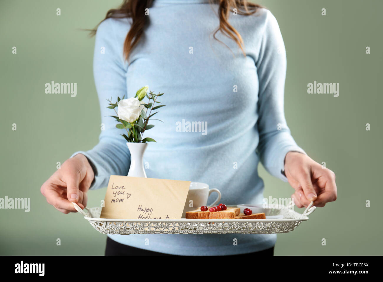 Frau mit Fach mit leckerem Frühstück und Grußkarte für Mutter, Nahaufnahme Stockfoto