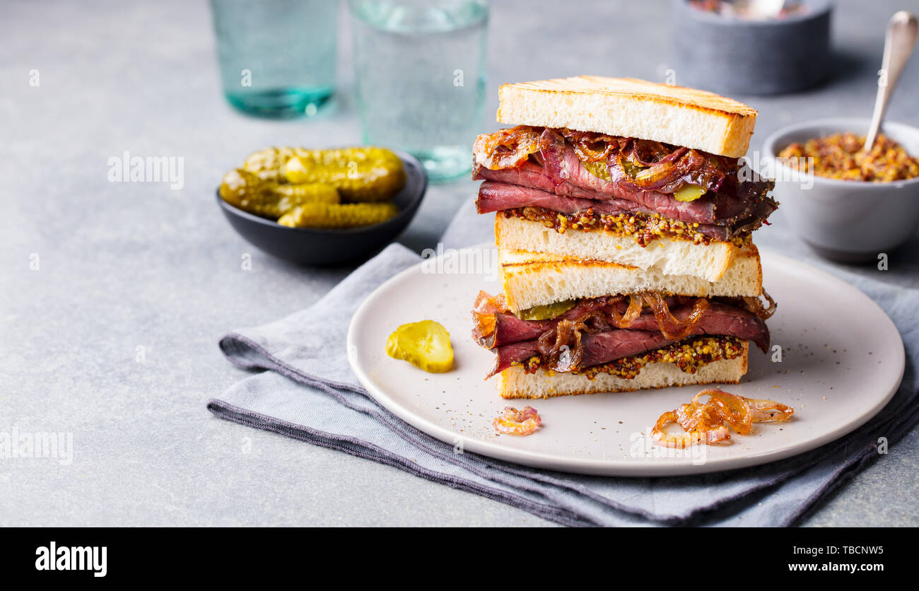 Roastbeef Sandwich auf einem Teller mit Pickles. Kopieren Sie Platz. Stockfoto