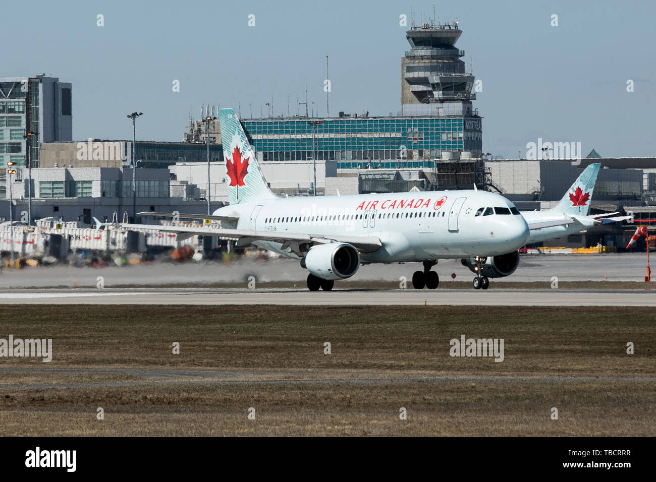 Ein Air Canada Airbus A320 Flugzeug aus gesehen ist Abfahrt Montréal-Pierre Elliott Trudeau International Airport in Montreal, Quebec, Kanada, am 22. April, 20. Stockfoto
