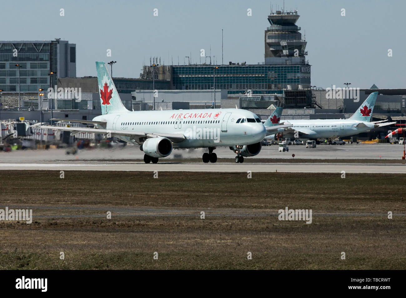 Ein Air Canada Airbus A320 Flugzeug aus gesehen ist Abfahrt Montréal-Pierre Elliott Trudeau International Airport in Montreal, Quebec, Kanada, am 22. April, 20. Stockfoto