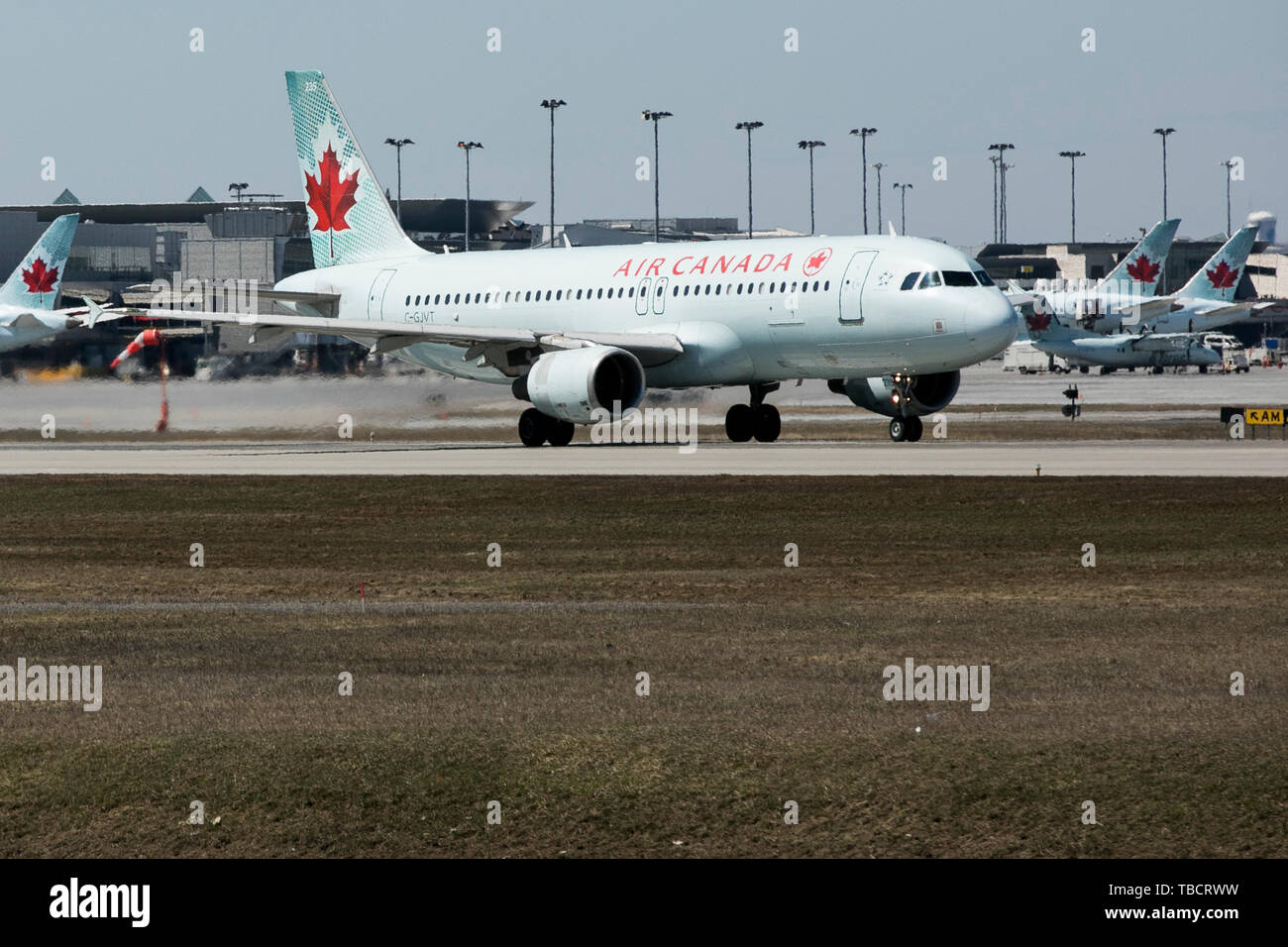 Ein Air Canada Airbus A320 Flugzeug aus gesehen ist Abfahrt Montréal-Pierre Elliott Trudeau International Airport in Montreal, Quebec, Kanada, am 22. April, 20. Stockfoto