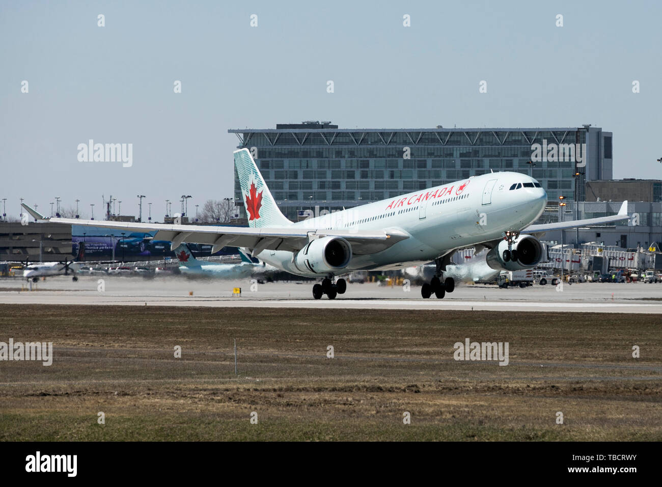 Ein Air Canada Airbus A330 Flugzeug aus gesehen ist der Landung am Montréal-Pierre Elliott Trudeau International Airport in Montreal, Quebec, Kanada, am 22. April, 2. Stockfoto