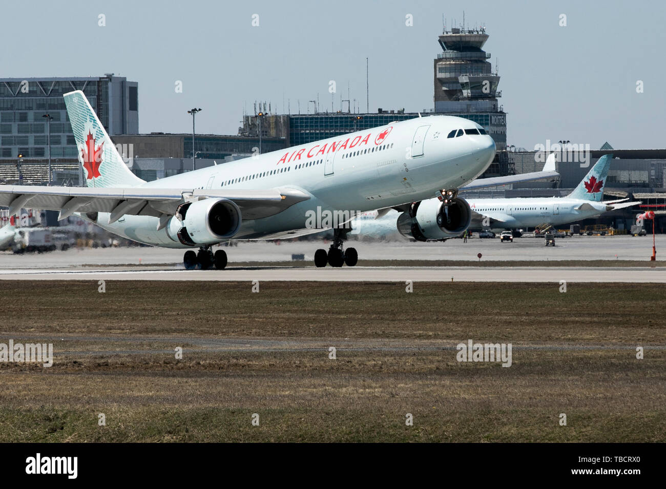 Ein Air Canada Airbus A330 Flugzeug aus gesehen ist der Landung am Montréal-Pierre Elliott Trudeau International Airport in Montreal, Quebec, Kanada, am 22. April, 2. Stockfoto