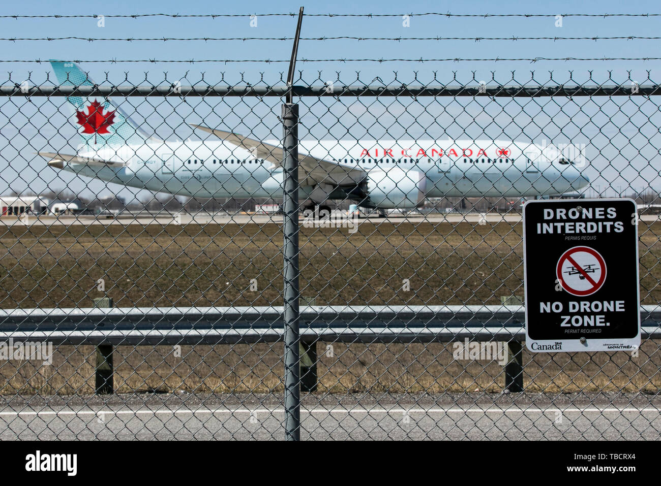 Ein Air Canada Boeing 787-8 Dreamliner Flugzeug gesehen, die hinter einem "Kein Drone Zone" warnzeichen an Montréal-Pierre Elliott Trudeau International Stockfoto